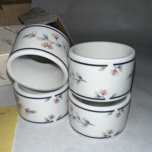 Set of 8 Princess House Heritage collection
Blossom porcelain napkin rings